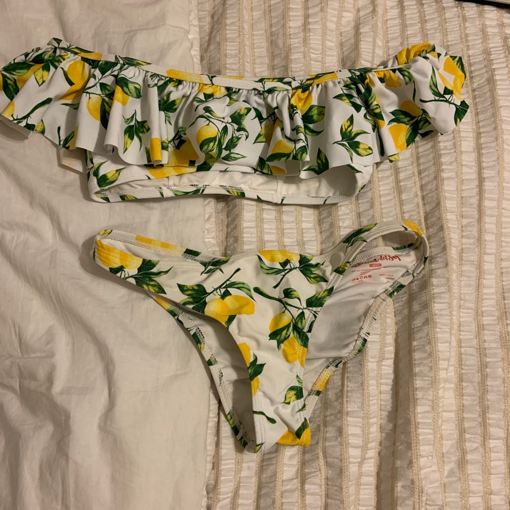 Off-shoulder top w/ runched bottoms! Never worn!